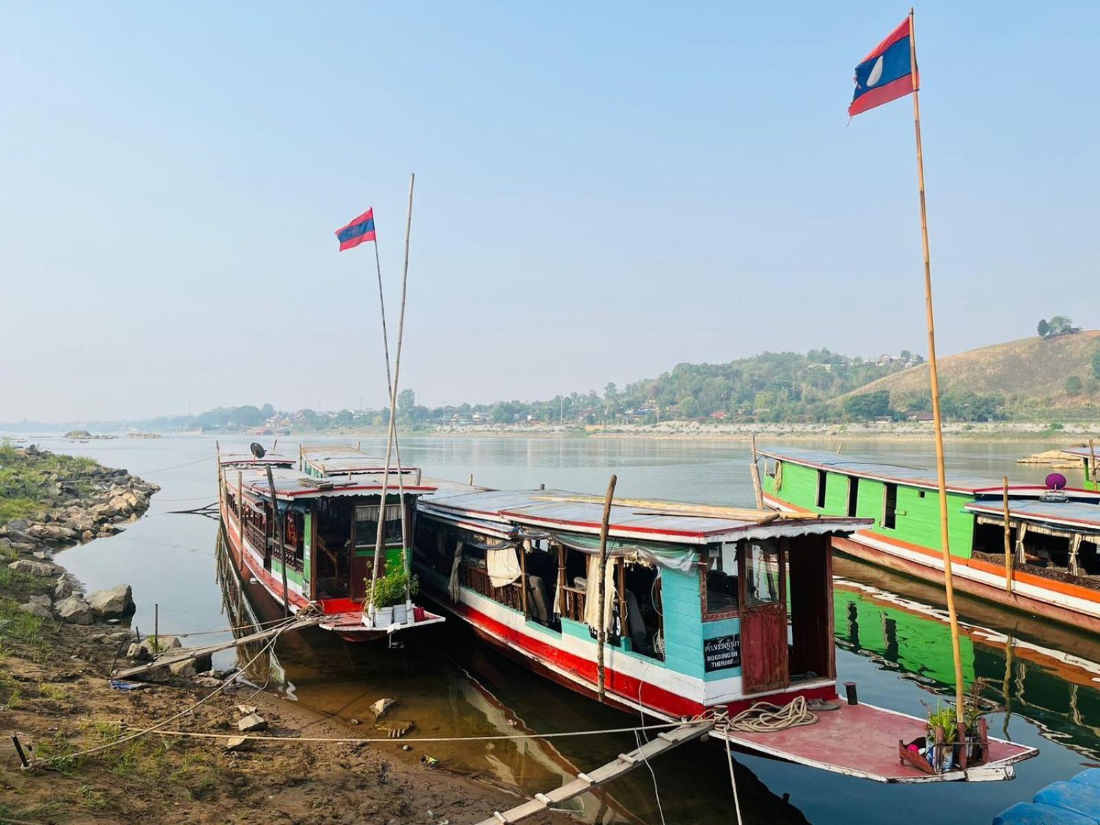1 Min To Slow Boat Guesthouse Konekeo Bagian luar foto